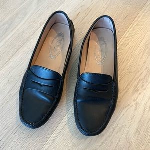 Tod’s Gommimo driving shoe in black leather. Size 37.5.